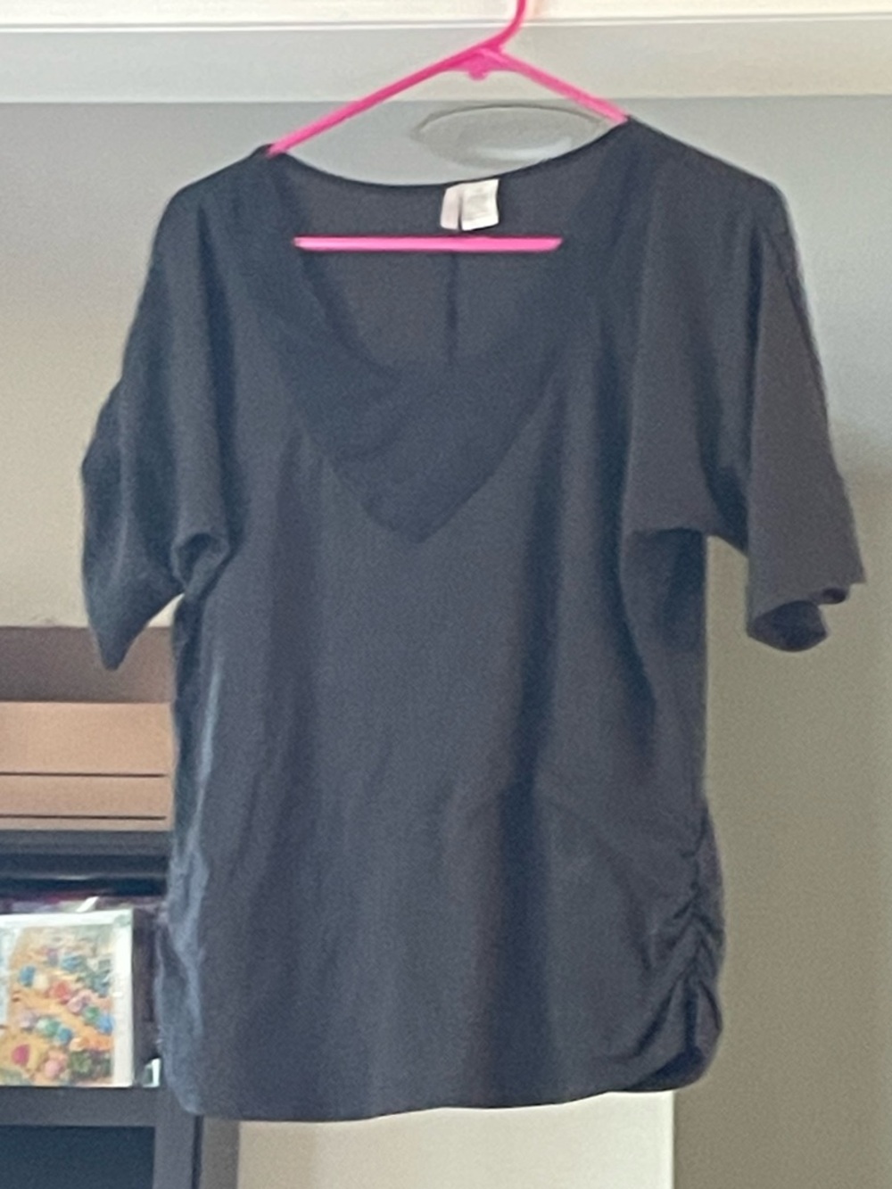 Lily Lou Women’s Black V-Neck Short Sleeve Tee with Side Ruching Size M